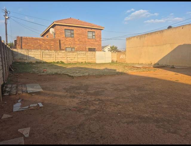 2 BEDROOM HOUSE FOR SALE IN LENASIA SOUTH